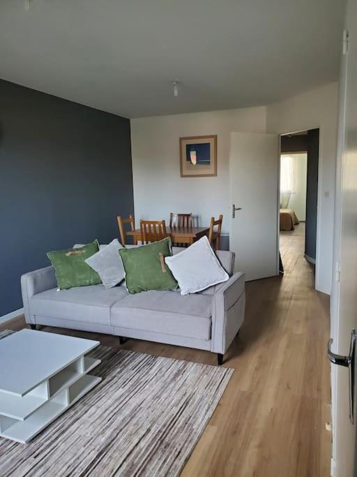 Appartement Moderne Et Equipe L'Isle Jourdain Bagian luar foto