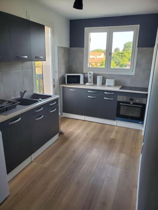 Appartement Moderne Et Equipe L'Isle Jourdain Bagian luar foto